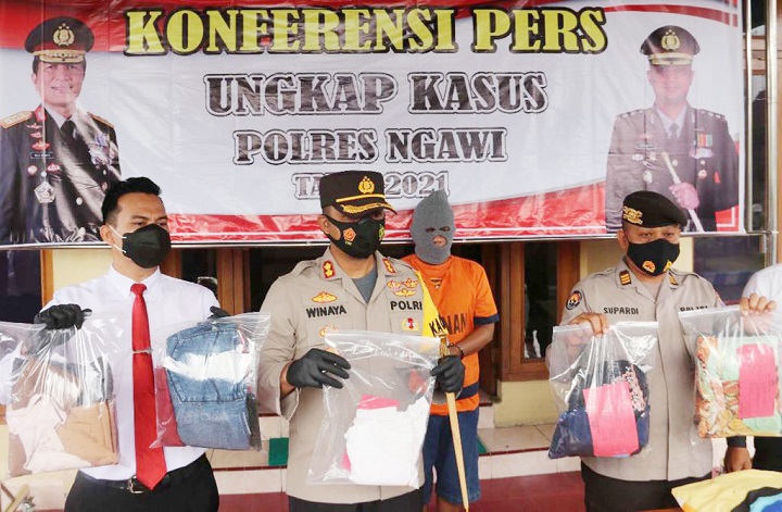 Kapolres Ngawi AKPB I Wayan Winaya menunjukkan barang bukti dan tersangka pelaku persetubuhan saat rilis kasus.