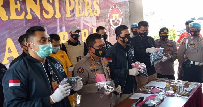 Polisi menunjukkan senjata rakitan yang dijual pelaku di Toko Online. 