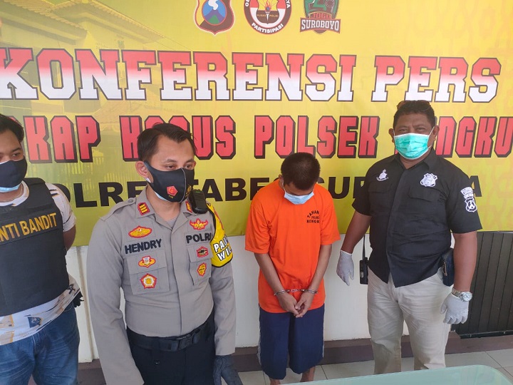 Kapolsek Rungkut, AKP Hendry Ibnu menunjukkan tersangka pencurian sepeda angin di Polsek Rungkut. SP/Septyan