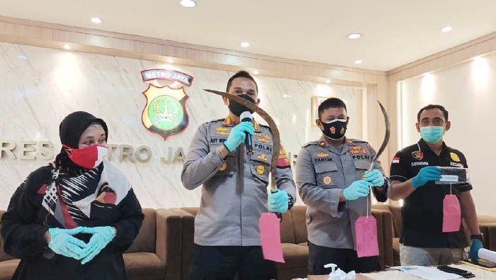 Polisi menunjukkan barang bukti senjata tajam (sajam) jenis clurit yang digunakan para pelaku saat tawuran. 