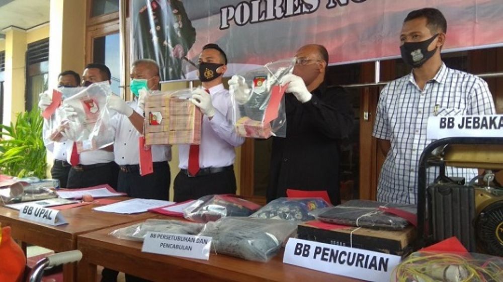 Polisi menunjukkan barang bukti uang palsu yang diamankan dari para tersangka saat rilis di Polres Ngawi, Senin (28/9).