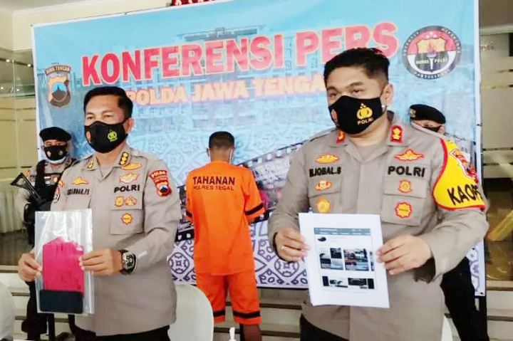 Kabid Humas Polda Jateng Kombes Iskandar F Sutisna menjelaskan pengungkapan kasus unggahan video adzan berisi ajakan jihad di Semarang.