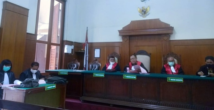 Sidang dengan perkara penganiayaan terhadap bocah yang masih balita. Terdakwa Buhori Muslim, digelar di PN Surabaya, Rabu (25/11/2020).  SP/Budi Mulyono