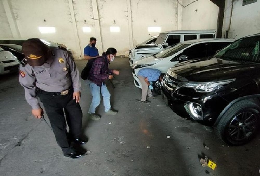Garasi rumah Bupati Kediri yang menjadi sasaran teror petasan oleh oknum tak dikenal. 
