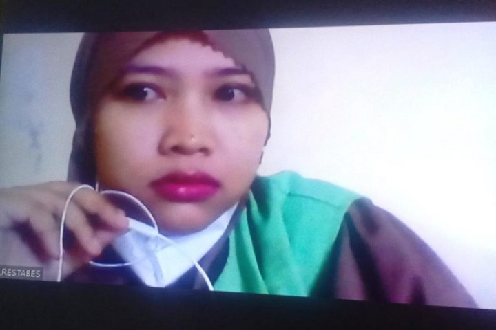 Kanti Arum Ingtyas, terdakwa penipuan mendengarkan vonis hakim, di ruang Candra PN.Surabaya, secara online. SP/Budi Mulyono