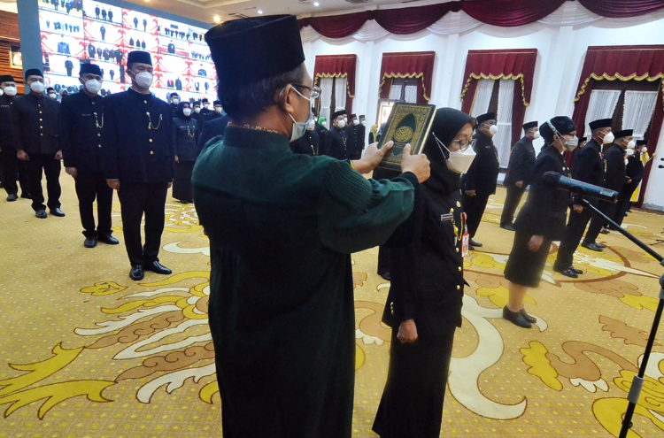 Proses pelantikan pejabat pimpinan tinggi pratama, administrator serta pengawas eselon 3 dan 4 Pemprov Jatim secara hybrid dari Gedung Negara Grahadi, Selasa (28/12/2021). Sp/Arlana