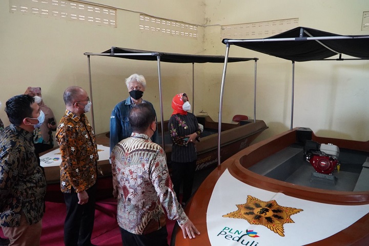 Wali Kota Mojokerto, Ika Puspitasari saat menerima bantuan empat unit perahu dari program Corporate Social Responsibility (CSR) PLN Mojokerto. SP/Dwy AS
