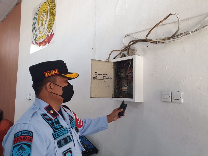 Kalapas Klas IIB Mojokerto deteksi dini pengecekan instalasi aliran listrik, Kamis, 9 September 2021. SP/Dwy AS