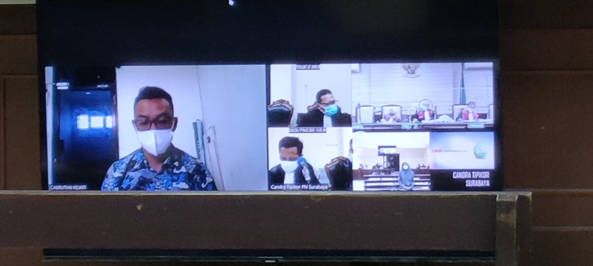 Terdakwa Suryanto menjalani sidang di Pengadilan Tipikor Surabaya. SP/Budi Mulyono