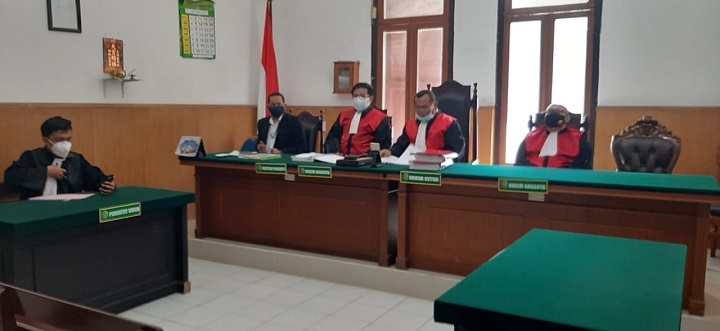 Sidang perkara penipuan pembayaran order sarung wadimor senilai Rp. 22,1 Miliar, dengan terdakwa Suwandi Wibowo dan Irwan Suwandi ( berkas terpisah ), diruang Sari 1,PN.Surabaya. SP/Budi Mulyono