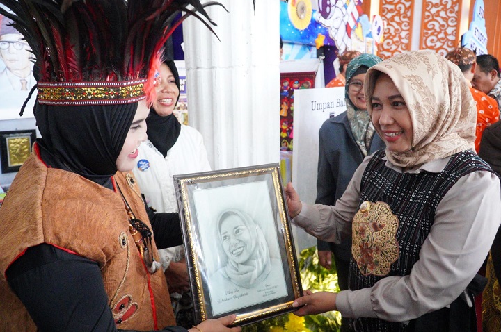 Wali Kota Mojokerto bersama para guru penggerak Kota Mojokerto dalam agenda panen karya.