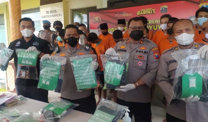 Para tersangka dan barang bukti narkoba dipamerkan di Mapolresta Banyuwangi