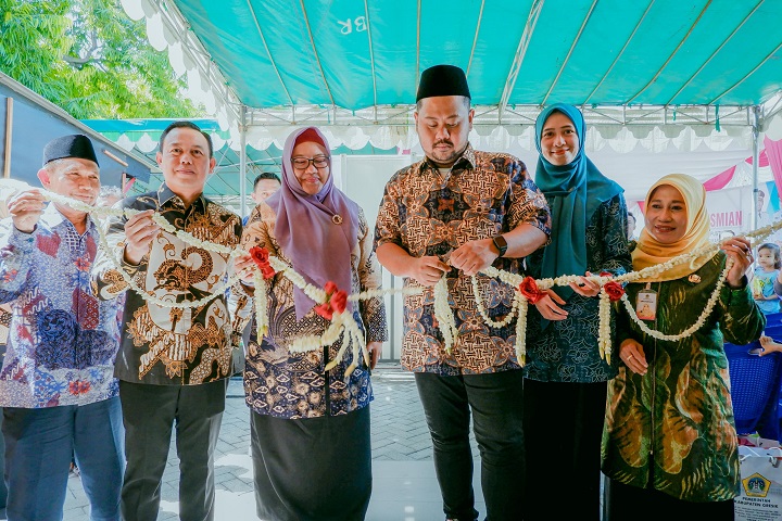 Bupati Fandi Akhmad Yani didampingi Wabupa Aminatun Habibah, Kapolres AKBP Adhitya Panji Anom, Ketua TP PKK Gresik Nurul Haromaini Ali Fandi Akhmad Yani, Kadinkes Mukhibatul Husnah dan anggota DPRD Gresik Mubin. SP/Grs.