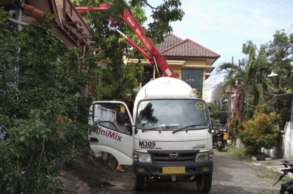 Pengecoran rumah dengan menggunakan Mini Ready Mix. SP/M.AIDID