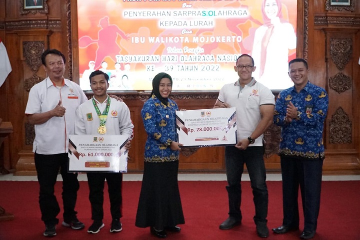 Wali kota dan para pelatih saat penyerahan bonus. SP/Dwy AS