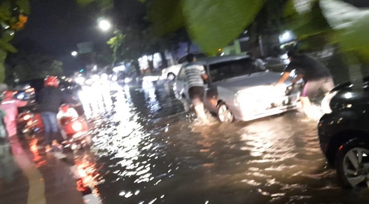 Genangan banjir di jalan Gajah Mada, Minggu (12/12/2021). Tampak mobil dan motor banyak yang mogok. Sp/Bayu