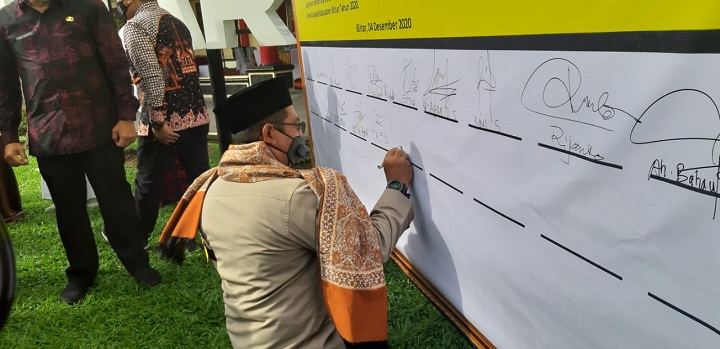 Kapolres Blitar AKBP Ahmad Fanani Eko Prasetya S.IK  tanda tangani Deklarasi Damai. SP/Les
