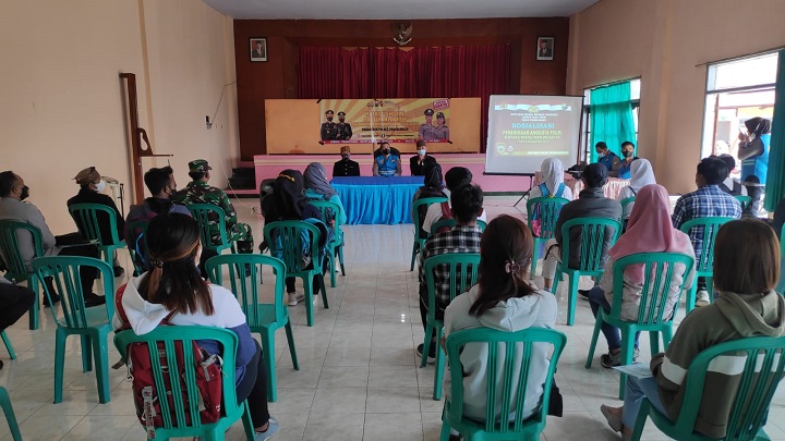 Polres Probolinggo menggelar sosialisasi penerimaan anggota Polri bagi pemuda pemudi suku Tengger. SP/Her