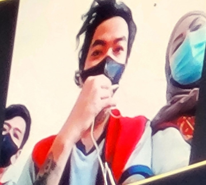 Para terdakwa saat menjalani sidang perkara kepemilikan sabu seberat 43 kilogram di ruang Garuda 2 PN.Surabaya, secara online.Rabu (07/12/2022). SP/Budi Mulyono