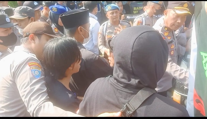 Aksi dorong aparat kepolisian dengan Dosen dan karyawan dalam aksi demo di depan kantor BRI Lamongan. SP/MUHAJIRIN 