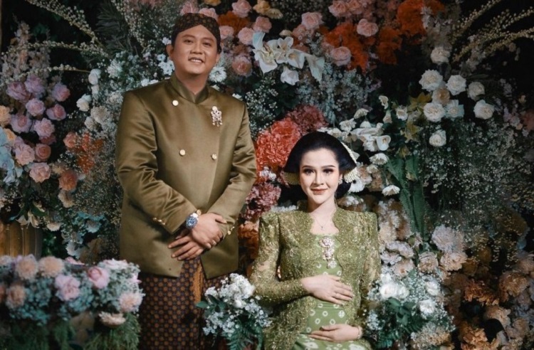 Denny Caknan dan Bella Bonita saat acara 7 bulanan. SP/ MDN