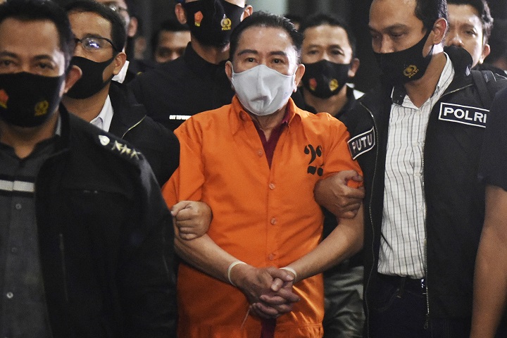  Djoko Tjandra (baju tahanan) saat digelandang petugas.