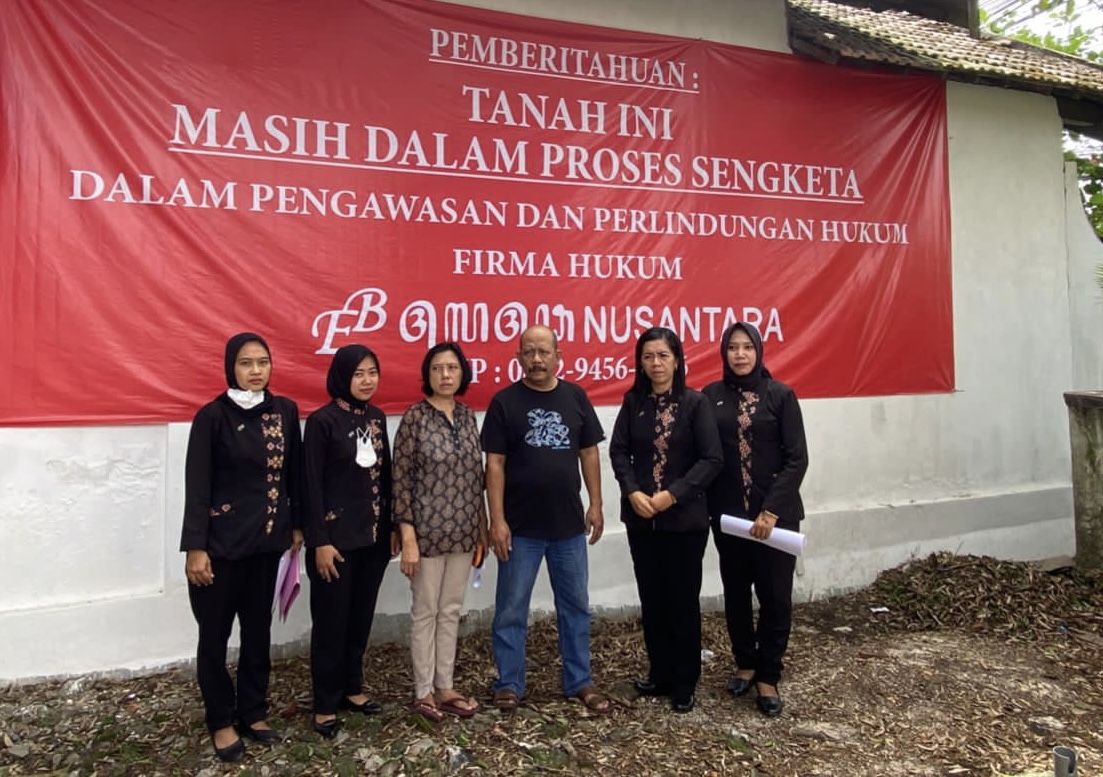 Endang Murtiningrum bersama tim kuasa hukum Firma Hukum EB 5758.