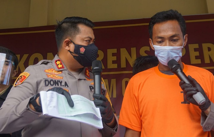 Khoirul Basori (33), preman di kawasan Ngoro Industrial Park (NIP) Kecamatan Ngoro, Kabupaten Mojokerto saat ditanyai Kapolres Mojokerto. SP/Dwy Agus Susanti