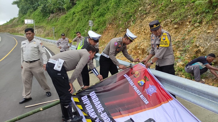 Ketika petugas Satlantas Polres Blitar lakukan pemasangan Banner. SP/Hadi Lestariono