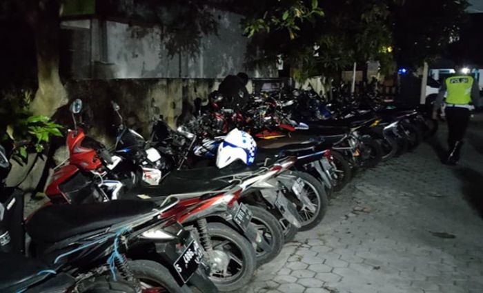Puluhan kendaraan yang diamankan polisi dalam razia balap liar.