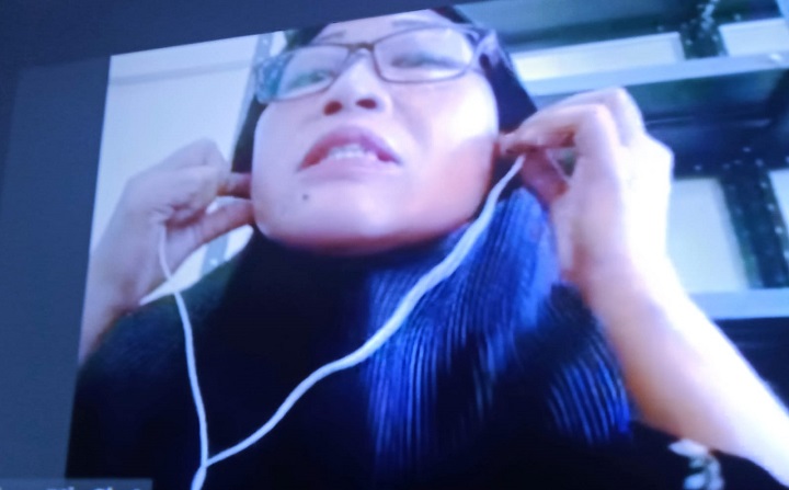 Terdakwa Sri Murni mendengarkan dakwaan JPU di ruang Candra PN Surabaya, secara online. SP/Budi Mulyono