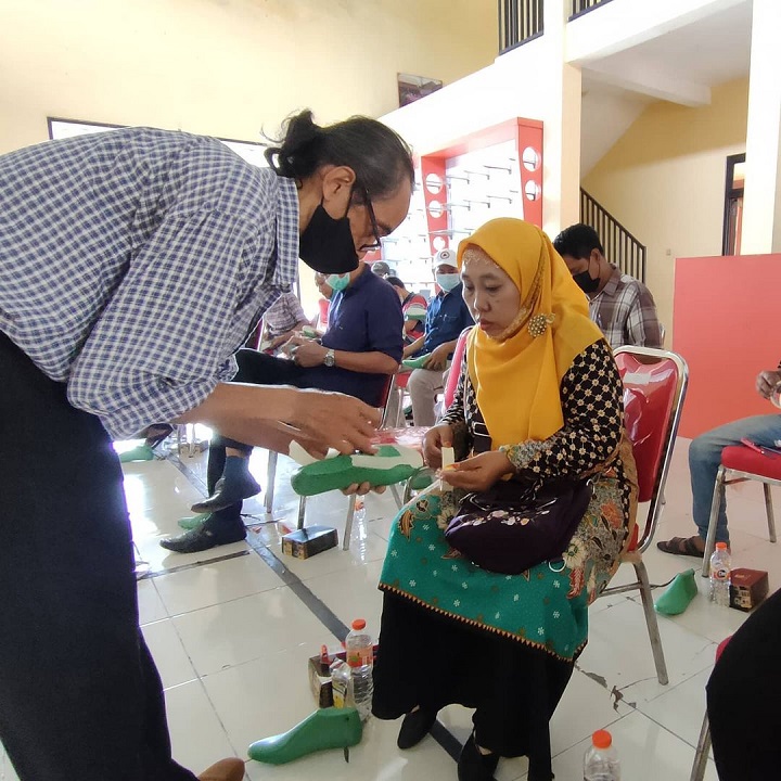 Inkubasi Wirausaha sepatu di gedung workshop alas kaki Surodinawan. SP/Dwy Agus Susanti