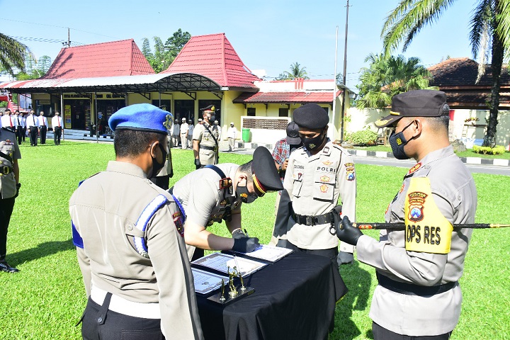 Penandatanganan serah terima jabatan di mapolres Blitar. SP/Hadi Lestariono