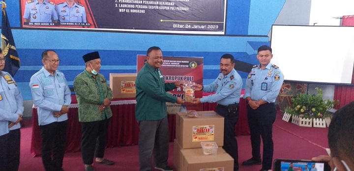 Penyerahan kepada pihak ketiga secara simbolis. SP/Hadi Lestariono