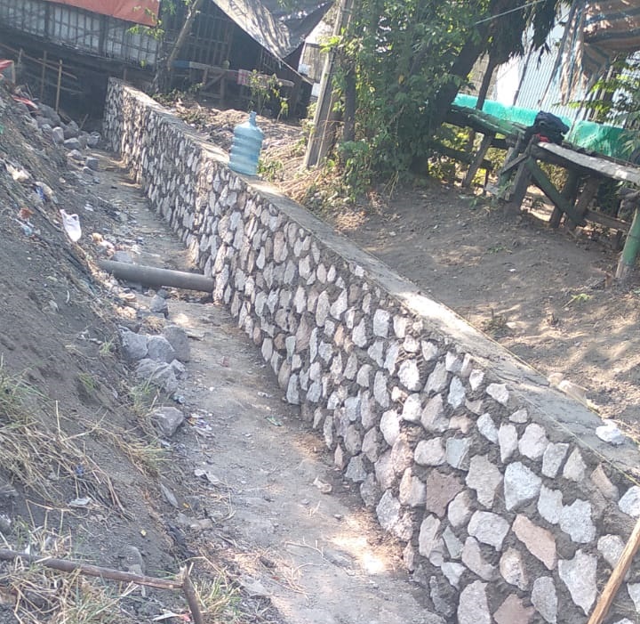 Proyek pembangunan plengsengan saluran air yang diduga dikerjakan secara asal-asalan. SP/Her