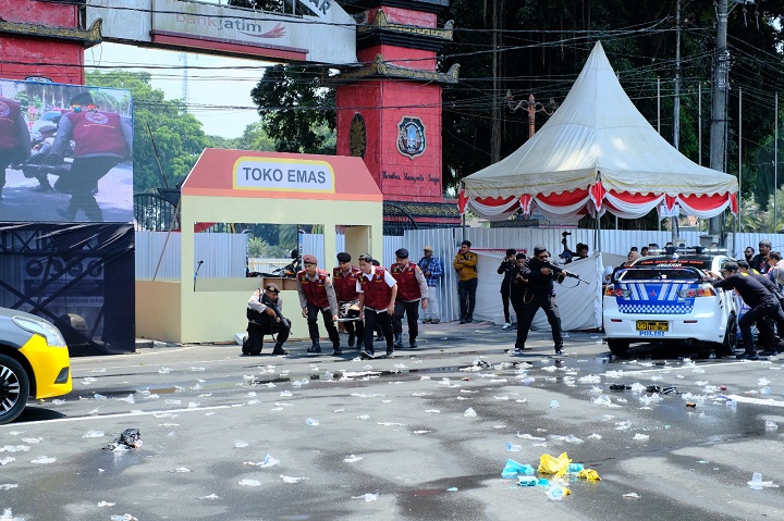 Salah satu adegan peragaan simulasi Sispam Kota di Blitar. SP/Lestariono