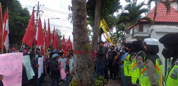 Demo di depan kantor Kejaksaan Blitar. SP/Hadi Lestariono