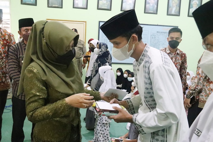 Bupati Mojokerto, Ikfina Fahmawati menyerahkan secara langsung santunan anak yatim, Kamis (21/4) siang. SP/Dwy AS 