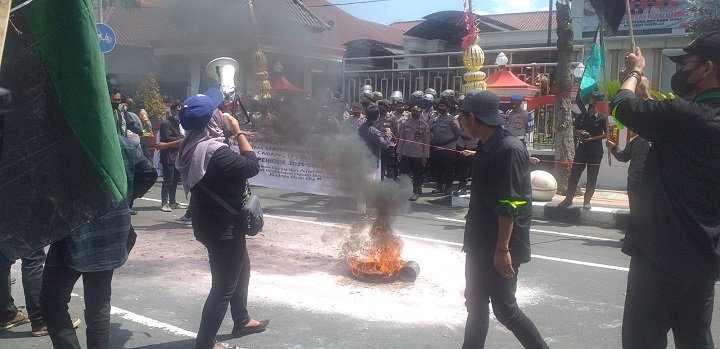 Para mahasiswa membakar ban bekas dalam aksi unjuk rasa di kantor DPRD Kota Blitar. SP/Hadi Lestariono