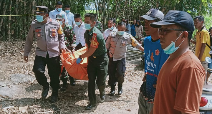 Petugas saat mengevakuasi jenazah korban. SP/Lestariono