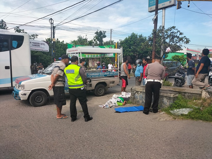 Polisi saat mengevakuasi jenazah korban. SP/Hadi Lestariono
