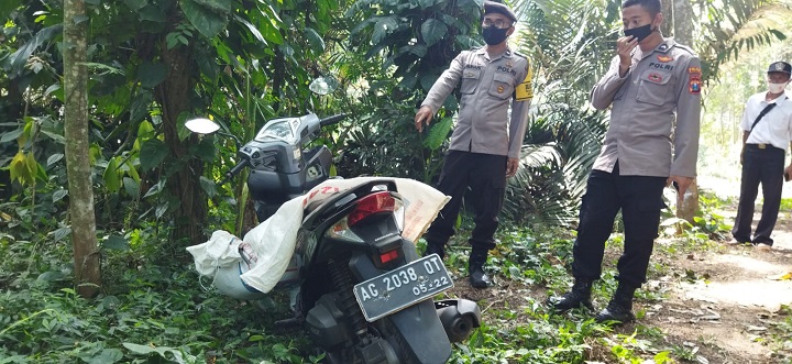 Polisi saat mendatangi lokasi ditemukannya jenazah korban. SP/Hadi Lestariono