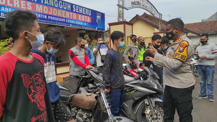 Kapolresta Mojokerto AKBP Deddy Supriadi saat menanyai alasan sejumlah pemuda yang kedapatan memiliki grup Whatsapp terindikasi balap liar. SP/Dwy AS