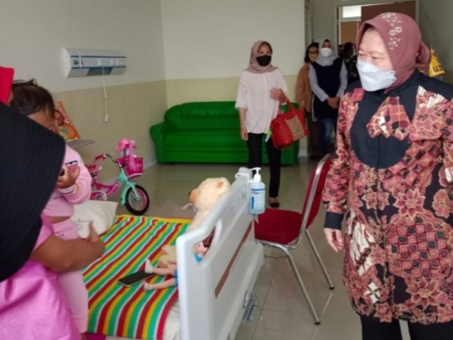 Mensos Tri Rismaharini saat mengunjungi balita korban penganiayaan. SP/Hadi Lestariono