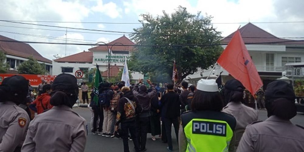 Suasana di depan kantor Bupati Lumajang yang dipenuhi massa dari mahasiswa. SP/Lim