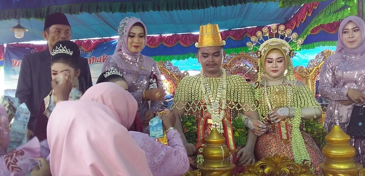 H. Muhammad Siddik, SH, MH didampingi istrinya Hj. Aisyah dan kedua mempelai, Abdul Latif Bakri dan Sinta Wati saat di Istana Dewa Mabuk di Desa Babbelan Sumenep. SP/Ainur Rahman