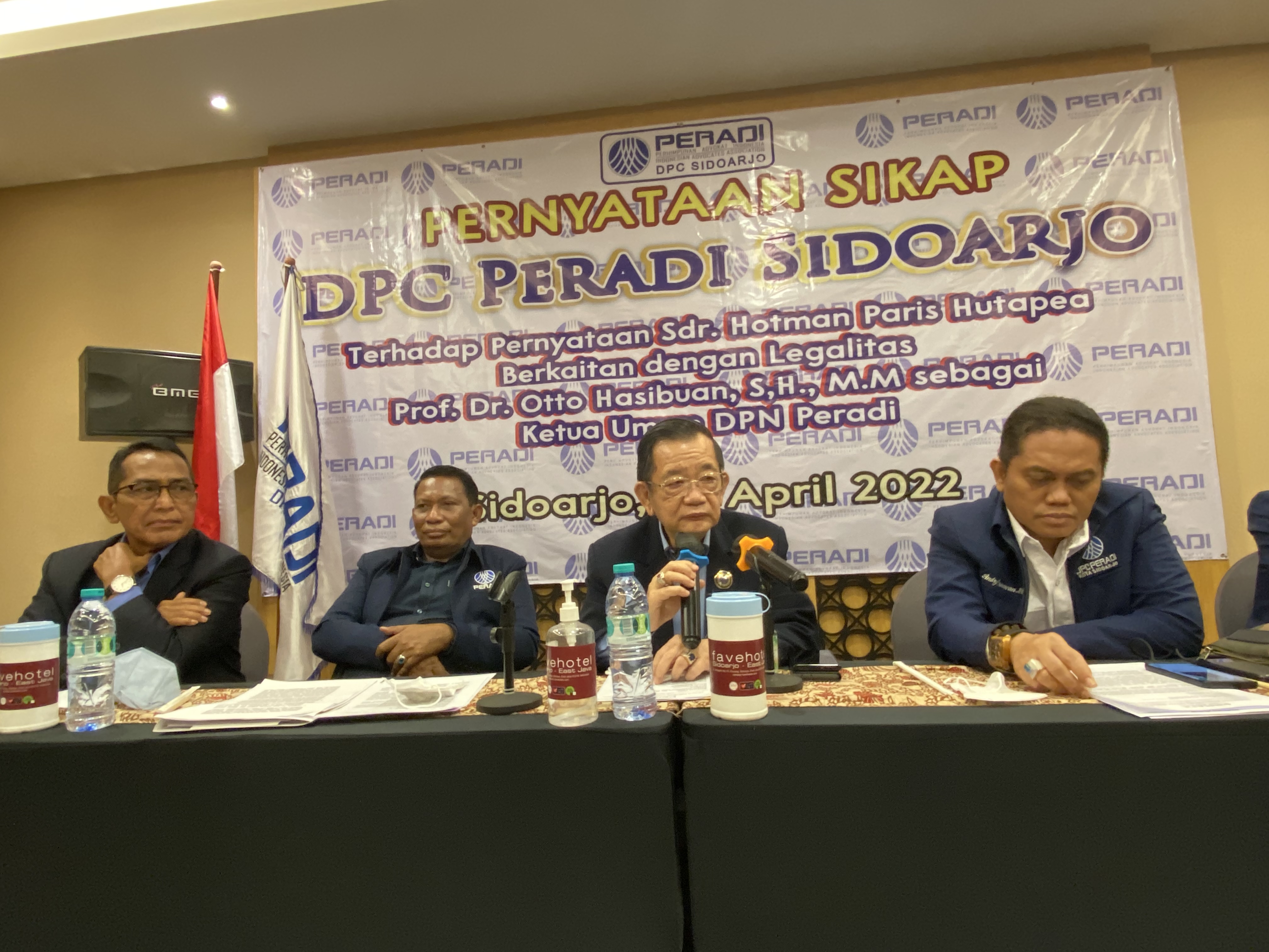 Ketua DPC Peradi Sidoarjo Bambang Sutjipto SH, MH, saat memaparkan pernyataan sikap atas pernyataan Hotman Paris Hutapea di Fave Hotel Sidoarjo, Senin (25/4/2022). (Foto: SP/raditya)