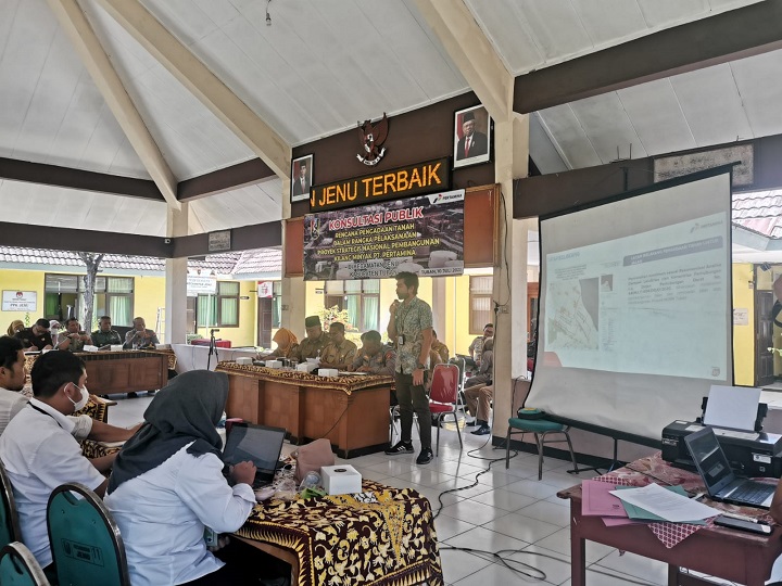 Suasana Konsultasi publik yang mempertemukan antara pihak PT. Pertamina dengan warga yang lahannya terdampak pembebasan lahan.