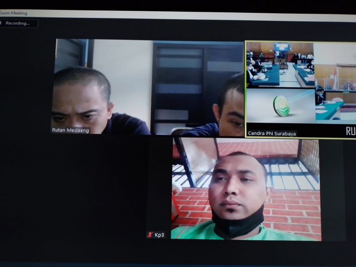 Sidang 2 kurir sabu 43 kg digelar secara daring di Pengadilan Negeri (PN) Surabaya. Kamis (02/06/2022). SP/Budi Mulyono
