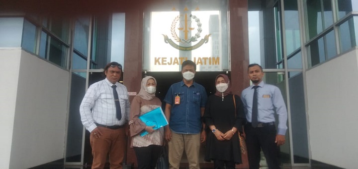 Korban bersama tim kuasa hukum saat mendatangi Kejati Jatim